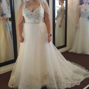 New boutique wedding dress